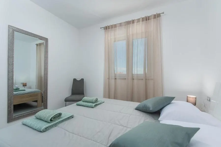 Guest house Apartments One&Two Novigrad