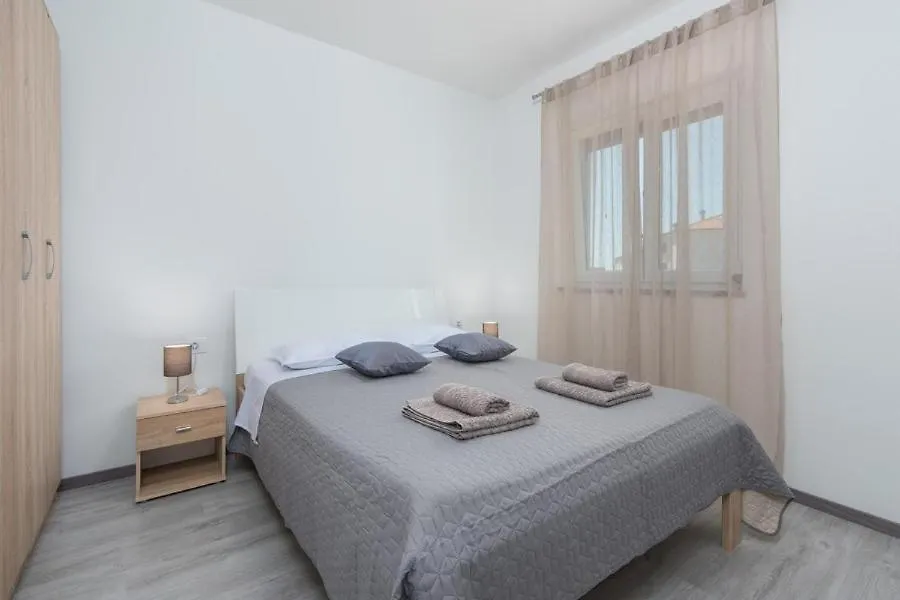 Guest house Apartments One&Two Novigrad